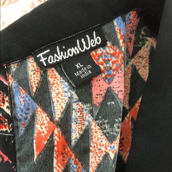 Cute triable print romper. - Picture 3 of 4